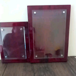 Bingkai Kayu Dengan Kaca Warna Merah Marun