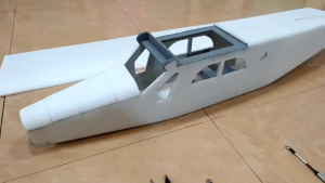 เครื่องบิน Pilatus / Pc6 ตัวลำ+ปีกยาว 1.2เมตร พร้อมอุปกรณ์ โครงล้อหน้า ชุดเลี้ยวล้อหลัง โช๊คแบบสเกลสมจริง