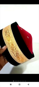 Peci uje modis kombinasi merah hitam renda kuning emas bahan bludru halus