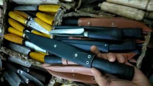 Pisau Dapur Bahan Gergaji + Sudah Termasuk Sarung Sudah Di Asah Siap Di Gunakan