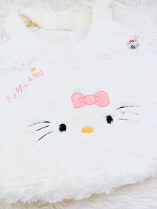 [พร้อมส่งจากร้านไทย] Sanrio Hello kitty กระเป๋าคิตตี้ กระเป๋าสะพายได้ กระเป๋าขนเฟอร์ สะพายบ่าได้ค่ะ นุ่มนิ่มน่ารักค่ะ