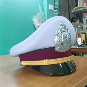 หมวกหม้อตาลขาวนายตำรวจชาย พร้อม ชุดขาว พิธีการ สองหมวกกันเปื้อน ตัวโคลงฉลุสวย สร้างน้ำหนัก เพิ่มระบายอากาศ ไม่อับชื้น จำลองที่ 100 บรรยากาศ