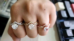 Light luxury open ring European and American temperament internet celebrity V couple ring Adjustable W/Free box