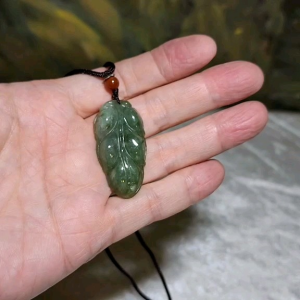 Type A Jadeite light green double sides carvings Leaf Jade pendant (with certificate) [Natural Crystal] 翡翠淡绿双面雕刻树叶大业有成吊坠(带证书)