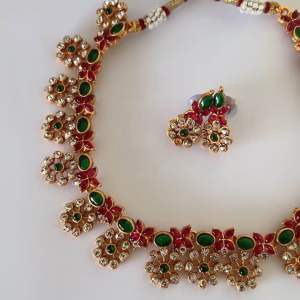 Short length Necklace choker with kemp stones with pretty pearls and matching earrings in ruby green color stones choker set indian necklace jewellery