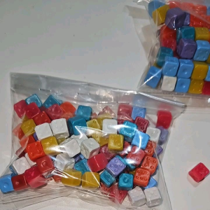 100Gram Dadu warna warni. dadu kecil 1cm