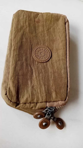 Dompet wanita preloved Kipling size 18x10 kondisi dompet masih layak pakai sudut aman furing bersih resleting berfungsi kepala zipper masih utuh minusnya ada sobek ujung resleting tengah spt difoto dan video utk detail nya mohon chat dahulu.