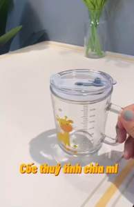 Ly Quai Thuỷ Tinh Chia Vạch Hoạ Tiết Hoạt Hình Có Nắp Đậy Kín Hơi Pha Sữa Cho Bé 350 Ml Tặng Kèm Ống Hút silicon
