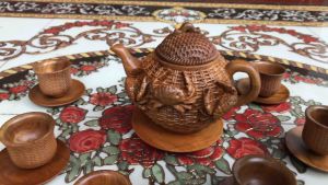 Bộ tách chén uống trà phong thủy gỗ bách trạm hình con cua (kt /18/12/10)