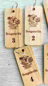 พวงกุญแจไม้ยางพารา ขนาด 5cm.x10cm. ยิงเลเซอร์โลโก้ตามสั่งได้ค่ะ พร้อมเคลือบแลคเกอร์