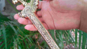 Pajangan Kris Kuningan