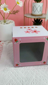 กล่องเค้ก ครึ่งปอนด์ พิมพ์ลายสตอเบอรี่นมชมพู หลังเทา สูง 12.5 cm. (10ชิ้น/แพ็ค)