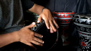 Darbuka Hitam Gold 6inch & Dumbuk Batu Mainan Anak