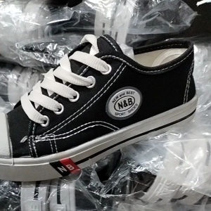 sepatu MB buat anak2 SD/ SMP. diperlukan sekarang buat anak2 sekolah.nb tali pendek