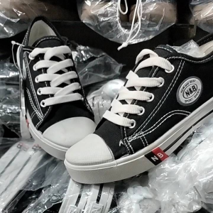 sepatu sekolah anak2 MB buat SD /SMP sol kuning diperlukan. bahan kampas