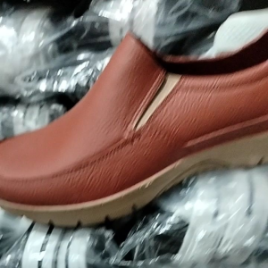 Sepatu Karet Pria 4TT 578 Tan: Sebuah Pilihan Tahan Lama & Desain Casual