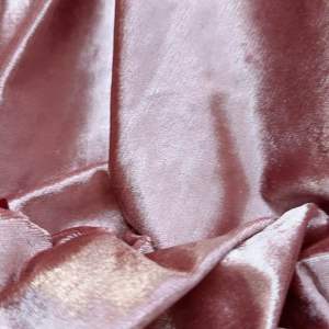 ผ้ากํามะหยี่ขนสั้นสีชมพูพิงค์โกลด์ เมตรละ 100 บาท ผ้าหน้ากว้างกว้าง150cm เนื้อผ้านิ่ม มันวาว