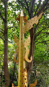 ฉัตรทองทรงประยุกต์9ชั้น ฉัตรพระธาตุ ขนาดกว้าง30ซม. วัสดุทองเหลือง พ่นสีทองคำ