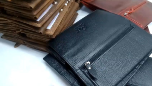 [SG Seller]WILDBUFF womens genuine leather purse in trendy black/maroon.