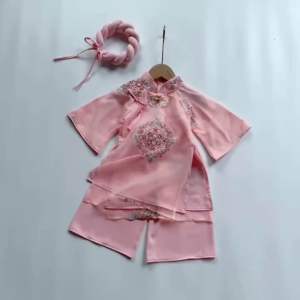 (4-28kg) Cách Tân Triện Hồng - Đỏ Thêu NHÍM XÙ KIDS Cho Bé Gái 2 Tháng Đến 8 Tuổi AD160