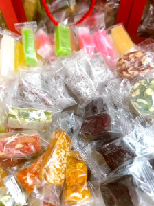 Set Tết là bánh mứt túi xách 1kg mix 10 loại kẹo quê truyền thống làm quà biếu tặng sang trọng