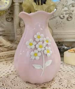 Bình cắm hoa hoạ tiết bông hoa nổi màu hồng đơn giản dễ thương-Flower vase with floating pink flower pattern simple and cute