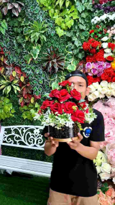 Buket bunga mawar beludru mekar premium 18 kuntum dengan vas kayu marmer