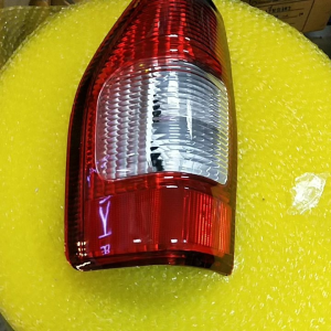 ไฟท้าย ดีแมก isuzu dmax 2003  ไม่มีขั้ว เลือกข้างได้ ไม่มีหลอด