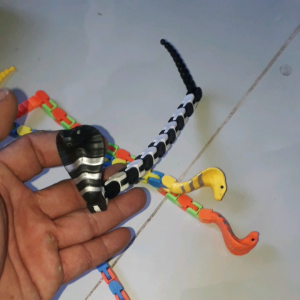 Một mô hình rắn hổ mang bằng nhựa cứng dài 25cm nhiều màu