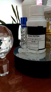 Bibit Parfum Aroma Misik Putih tanpa campuran Alkohol sedia kemasan colek 4ml dan roll on 8ml