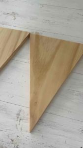 ธงไม้สน หน้ากว้าง 5นิ้ว หนา1 cm.ยาว 7.5นิ้ว จำนวน1แผ่น แผ่นไม้สามเหลี่ยม