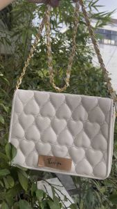 Túi 2hand đeo vai đeo chéo da dê trần trám classic MOSCHINU aut của Ý -T213