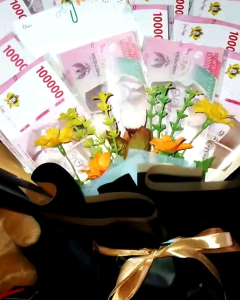 Buket Uang: Hadiah Spesial untuk Pacar & Acara Khusus
