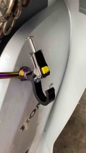 1 cặp Móc bấm nhôm đủ màu gắn 2 bên chân 6ly