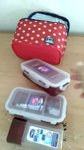 [Exclusive BI Merchandise] Lunch Box Bag Set 3 Pcs Lock & N Lock HPL758 Kotak Bekal Makan 470 ML Botol Minum 300 ML Tas Alumunium Dotted Red Merah