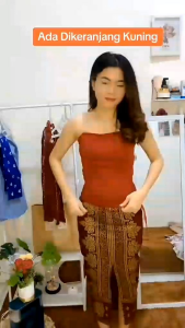 Kaos Longtorso Jumbo Daleman Kebaya: Bustier, Kamisol, dan Kemben