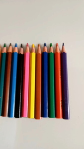 1 pack pensil warna isi 12 pensil warna termurah