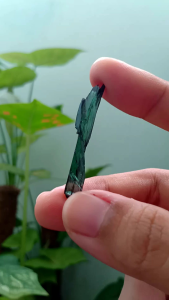 #JD052 Vivianite วิวีอะไนต์ ผลึกหินธรรมชาติ cluster ผลึกสีเขียวอมน้ำเงิน แร่หายาก น้ำหนัก 6 ct หินธรรมชาติ