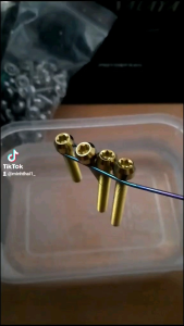 Ốc lốc máy titan lên được nhiều màu