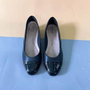 Giày Clarks hàng dư xịn chính hãng da mềm lót êm ái