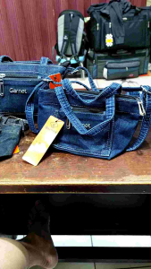Tas Selendang Jeans Wanita: Desain & Bahan Denim Terbaik