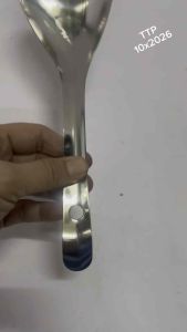 Thìa inox dài 26cm rộng 7.8cm có lỗ treo dùng để múc và xào.