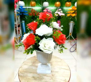 BUKET BUNGA MAWAR KOMBINASI ARTIFICIAL DENGAN VAS PIALA