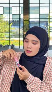 Lip Glow Magic SR12: Pelembab Bibir Kering\\n\\n Apa Itu Lip Glow Magic SR12?\\nLip Glow Magic SR12 adalah produk perawatan kulit bibir yang dirancang khusus untuk memberikan kelembaban dan nutrisi bagi bibir kering. Dengan komposisi yang terdiri dari bahan-bahan alami dan aman, Lip Glow Magic SR12 dapat membantu menjaga kelembaban dan kesehatan bibir Anda.\\n\\n Manfaat Produk Perawatan Kulit Bibir\\nLip Glow Magic SR12 memiliki berbagai manfaat bagi perawatan kulit bibir, antara lain:\\n\\n- Memberikan kelembaban pada bibir kering\\n- Melindungi bibir dari paparan sinar matahari\\n- Mencegah retak-retak pada bibir\\n- Menghidrasi dan melembutkan bibir\\n- Meningkatkan warna alami bibir\\n\\n Komposisi dan Keunggulan Lip Gloss Magic\\nLip Glow Magic SR12 terbuat dari bahan-bahan alami yang telah terbukti efektif dalam merawat kulit bibir. Beberapa keunggulan dari Lip Gloss Magic antara lain:\\n\\n- Mengandung pelembap alami seperti minyak kelapa dan shea butter\\n- Tidak mengandung bahan kimia berbahaya\\n- Dapat digunakan oleh semua jenis kulit bibir\\n- Mudah diserap oleh kulit bibir\\n- Tidak meninggalkan rasa lengket atau berminyak\\n\\n Cara Menggunakan Lip Glow Magic SR12\\nBerikut ini adalah langkah-langkah penggunaan Lip Glow Magic SR12:\\n\\n1. Bersihkan bibir Anda sebelum menggunakan produk\\n2. Oleskan Lip Glow Magic SR12 secara merata pada bibir\\n3. Biarkan produk meresap selama beberapa menit\\n4. Gunakan Lip Glow Magic SR12 secara rutin setiap hari untuk hasil yang optimal\\n\\n Tips untuk Mendapatkan Hasil Optimal\\nBerikut ini adalah beberapa tips untuk mendapatkan hasil optimal dari penggunaan Lip Glow Magic SR12:\\n\\n- Gunakan Lip Glow Magic SR12 sebelum tidur untuk mendapatkan hasil yang maksimal\\n- Jangan lupa untuk minum air putih cukup setiap hari untuk menjaga kelembaban bibir\\n- Hindari paparan sinar matahari langsung pada bibir Anda\\n\\n Perawatan Bibir yang Efektif\\nBerikut ini adalah beberapa tips perawatan bibir yang efektif:\\n\\n Menjaga Kelembaban Bibir dengan Pelembap Bibir Kering\\nPelembap bibir kering seperti Lip Glow Magic SR12 dapat membantu menjaga kelembaban bibir Anda. Gunakan pelembap bibir secara rutin setiap hari untuk mendapatkan hasil yang optimal.\\n\\n Membuat Bibir Anda Lebih Lembut dan Sehat\\nUntuk membuat bibir Anda lebih lembut dan sehat, Anda dapat melakukan beberapa langkah berikut:\\n\\n- Ganti sikat gigi Anda secara rutin\\n- Gunakan produk perawatan kulit bibir yang mengandung pelembap alami\\n- Minum air putih cukup setiap hari\\n- Hindari makanan pedas dan asam yang dapat merusak kulit bibir\\n- Jangan mengunyah es atau benda keras lainnya yang dapat merusak kulit bibir\n}