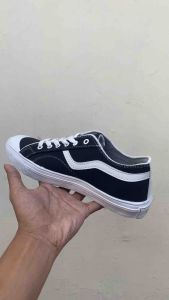 Sepatu Sneakers Pria & Wanita Bahan Canvas Kualitas Premium
