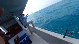 Umpan Pancing Metal Jig Berkilau didalam air panjang 10cm berat 28gram