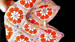 กระเป๋าถักโครเชต์ by DaCraftHouse ลายดอกอัฟริกัน แบบสะพาย: ถักจากเชือกฟอก ฝ้าย 100% ขนาด 13×10" และ ขนาด 8×12"