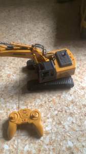 Máy xúc Moka 15 kênh có khớp trục vít và bánh răngđiều khiển độc lập các khớpSử dụng pin sạc