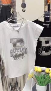 เสื้อยืดแขนปีก ด้านข้างมีกันโป๊ไม่ขวานลึกแต่งอะไหล่ด้วยงานเพชรพรีเมียมงานสวยใส่ง่าย ใส่แล้วเพรียวดูผอม Bใหญ่