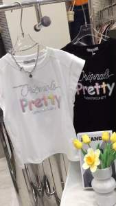 เสื้อยืดแขนปีก ด้านข้างมีกันโป๊ไม่ขวานลึกแต่งอะไหล่ด้วยงานเพชรพรีเมียมงานสวยใส่ง่าย ใส่แล้วเพรียวดูผอม pretty